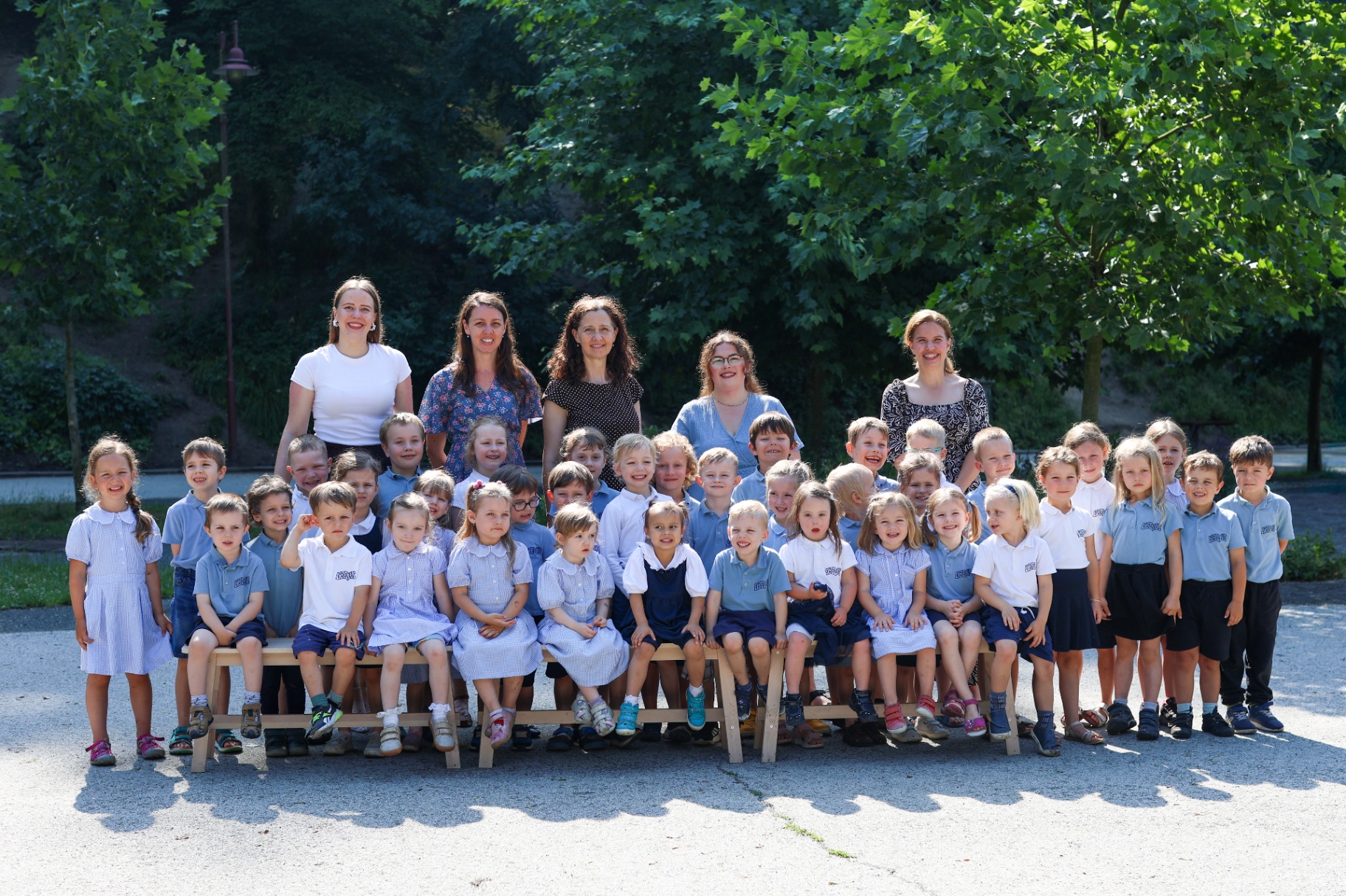 Deti a učiteľky Materskej školy Libellus na spoločnej fotografii v školskom dvore