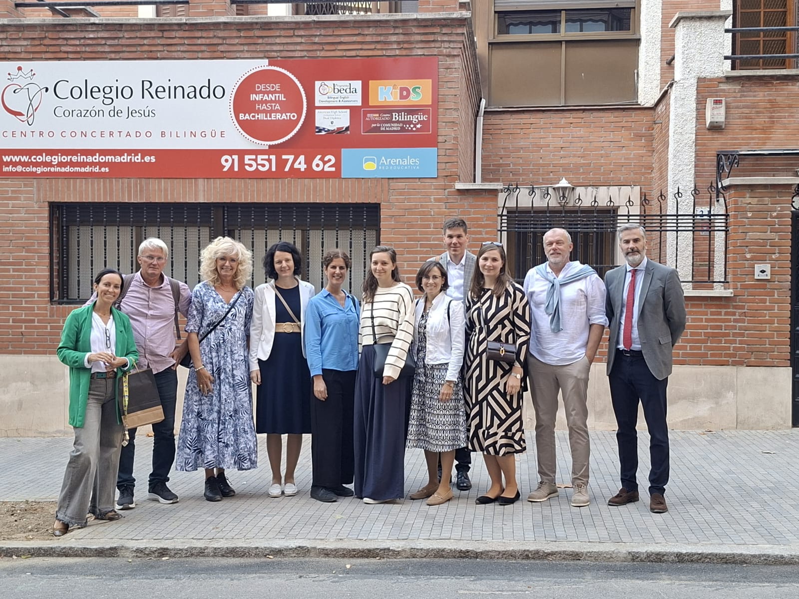 Skupina pred budovou Colegio Reinado Corazón de Jesús v Madride