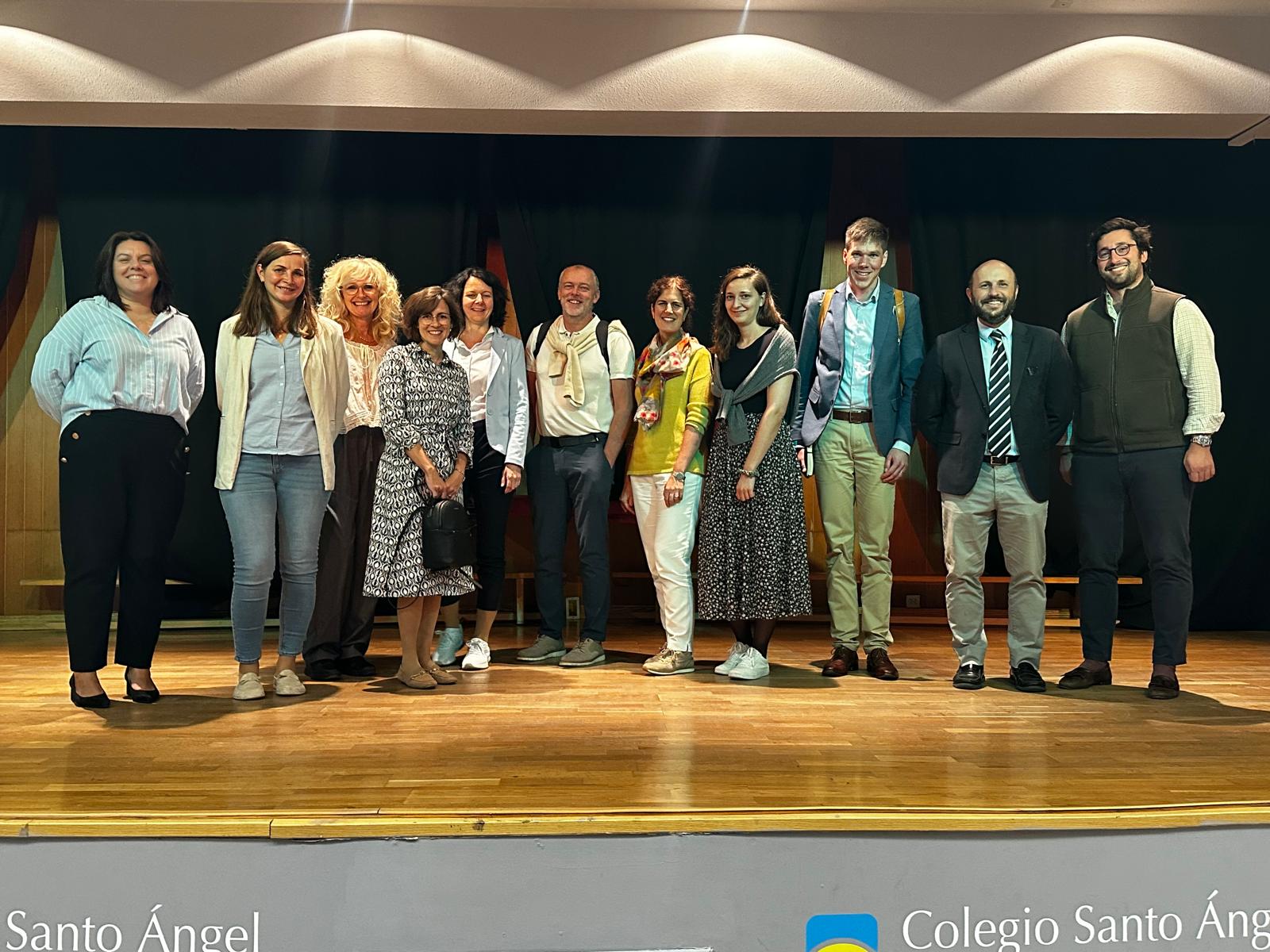 Účastníci študijnej cesty na pódiu v Colegio Santo Ángel