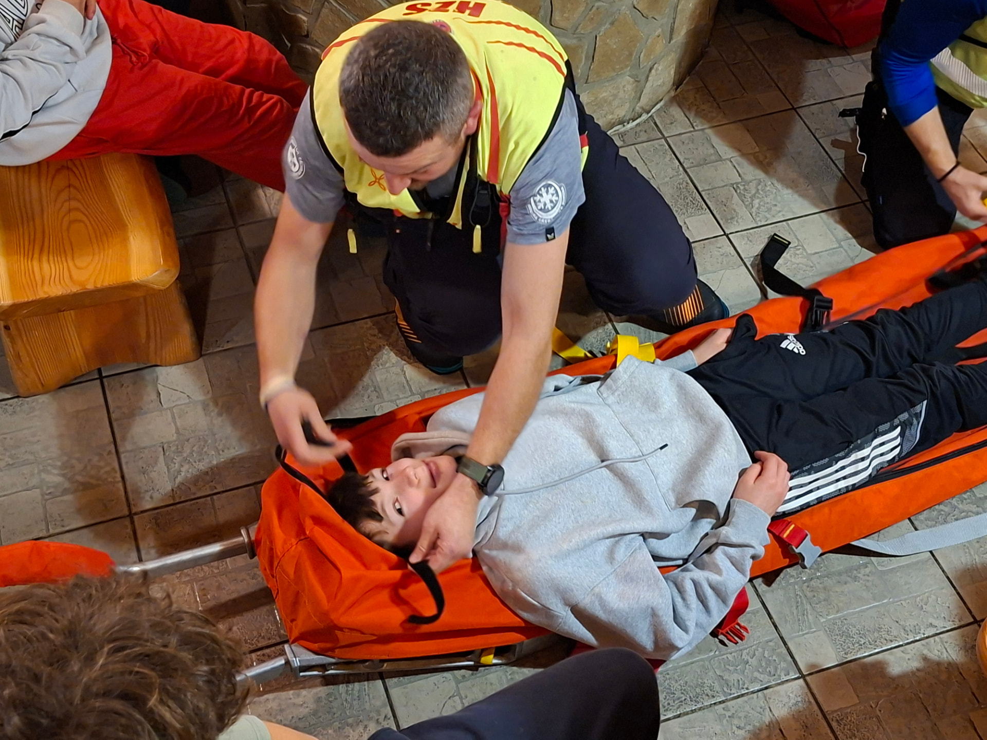 Ukážka práce horskej záchrannej služby počas lyžiarskeho kurzu