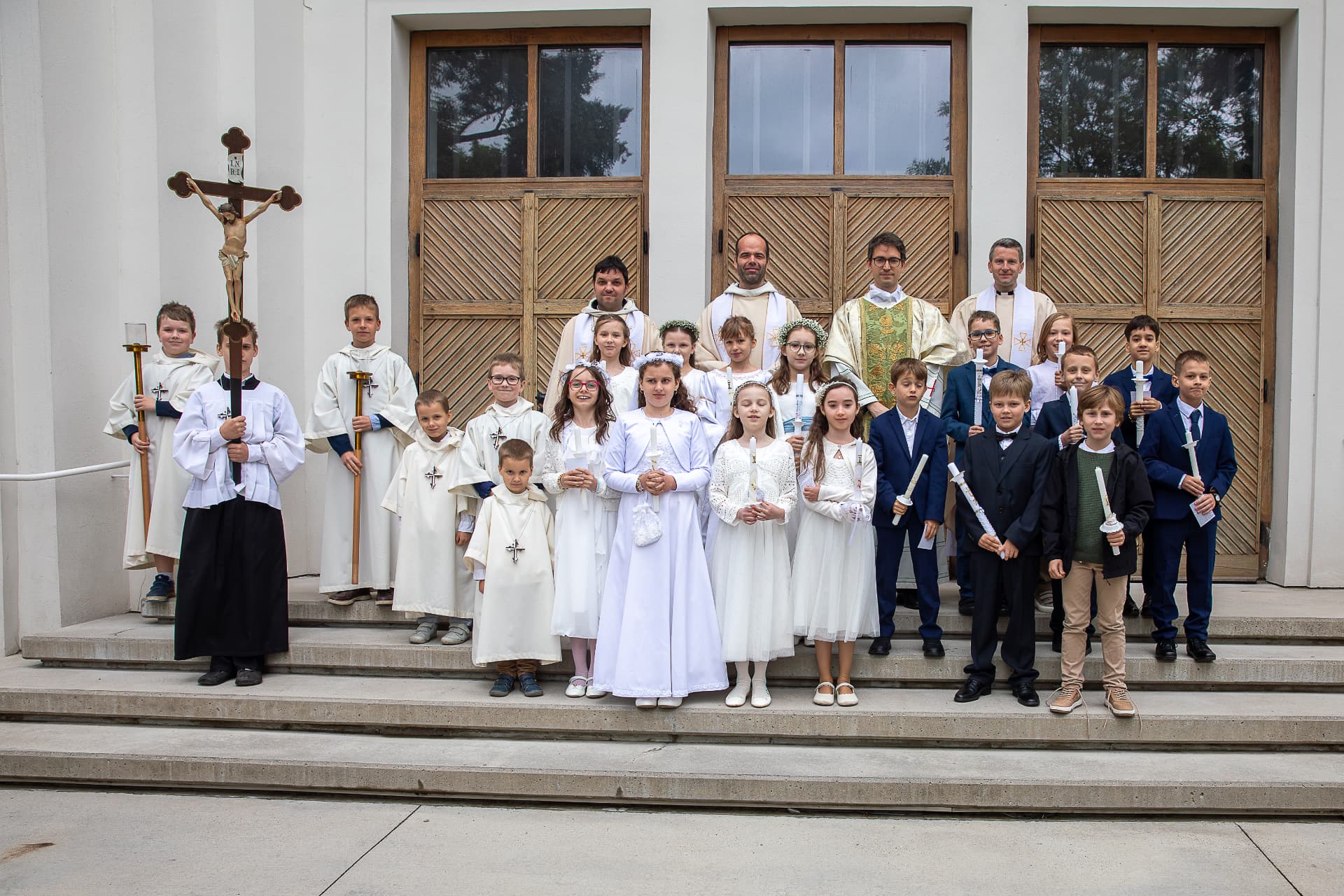 Spoločná fotografia prvoprijímajúcich detí, miništrantov a kňazov pred kostolom