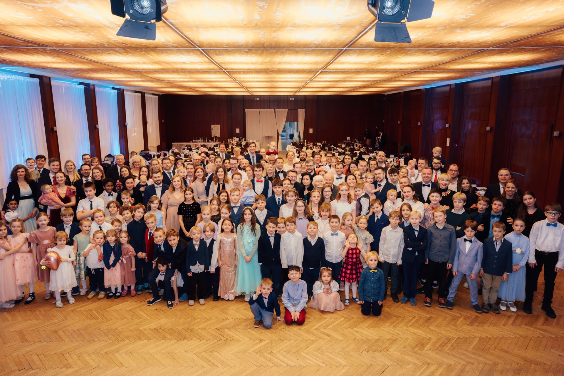 Spoločná fotografia rodín Libellus na prvom Rodinnom plese 17. januára 2026