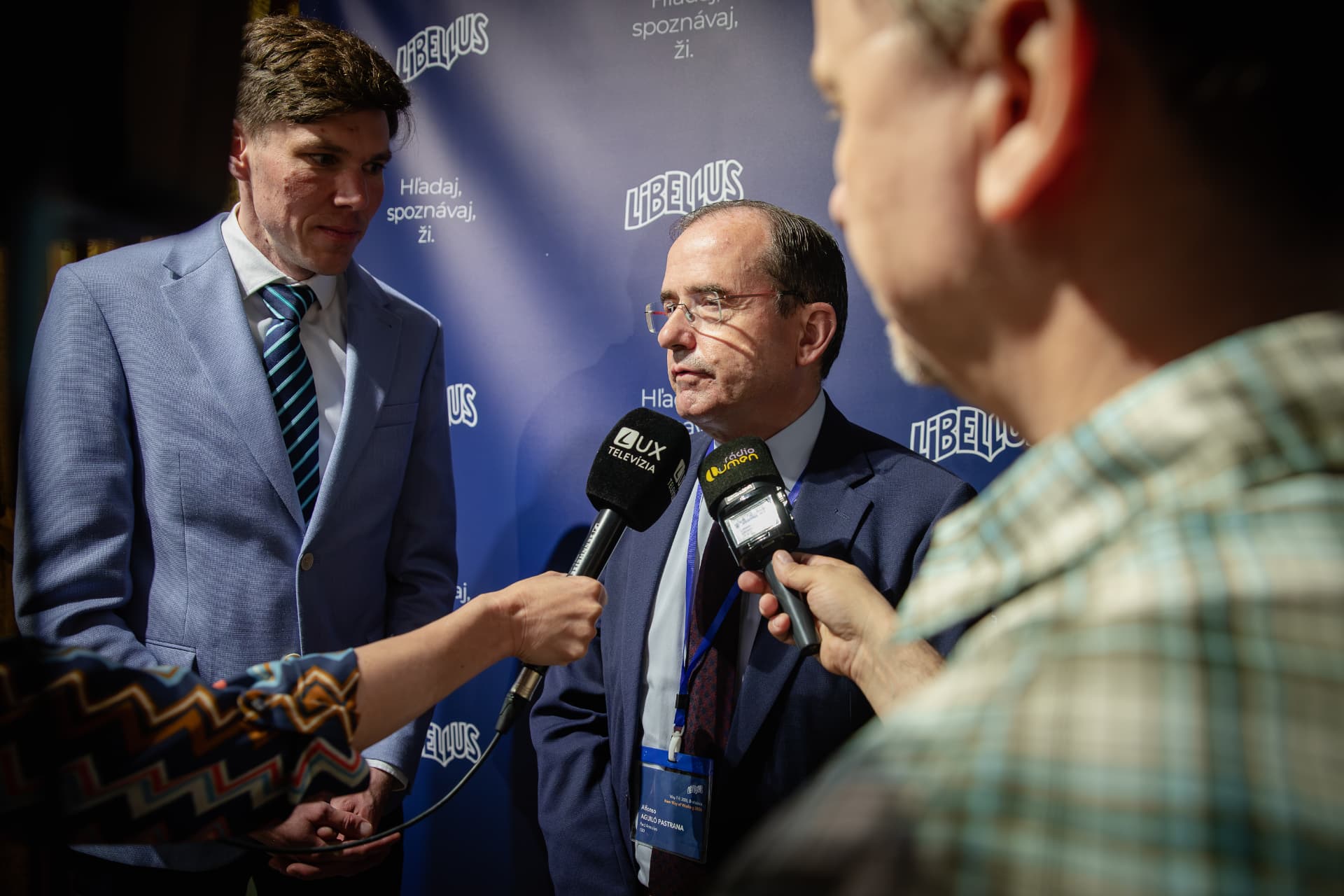 Rozhovor pre médiá pred bannerom Libellus počas konferencie